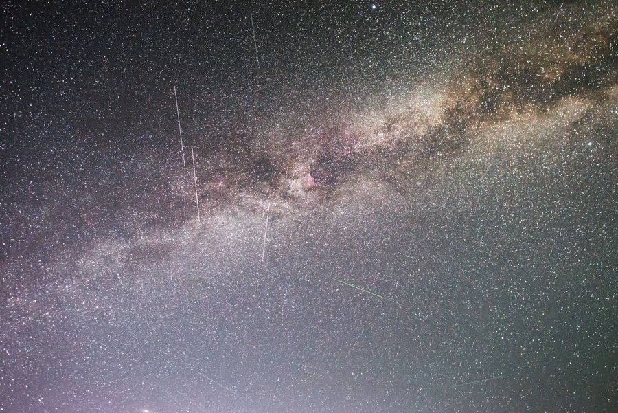 深夜的星空，银河密而暗，画面以深蓝与黑色为主