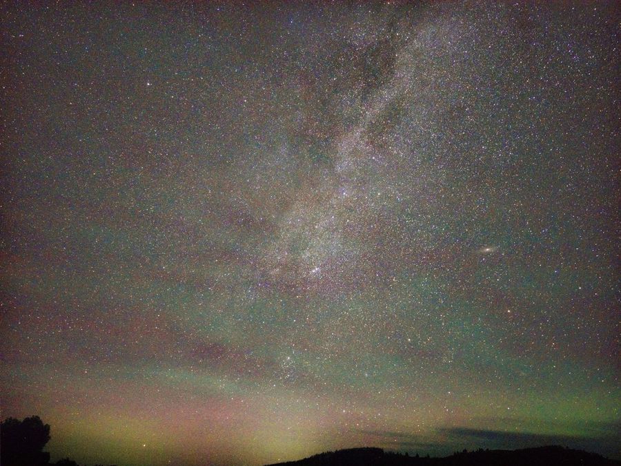 下地窖子营地的正上方，银河从头顶铺开，画面里满是密集的星点