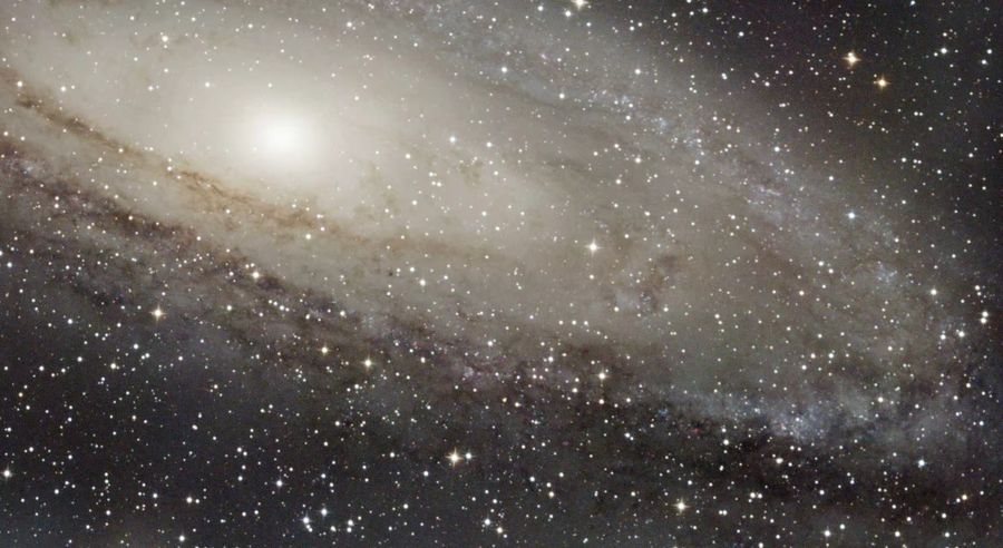 仙女座星系的另一种取景，盘面斜跨画面，外围散布星点