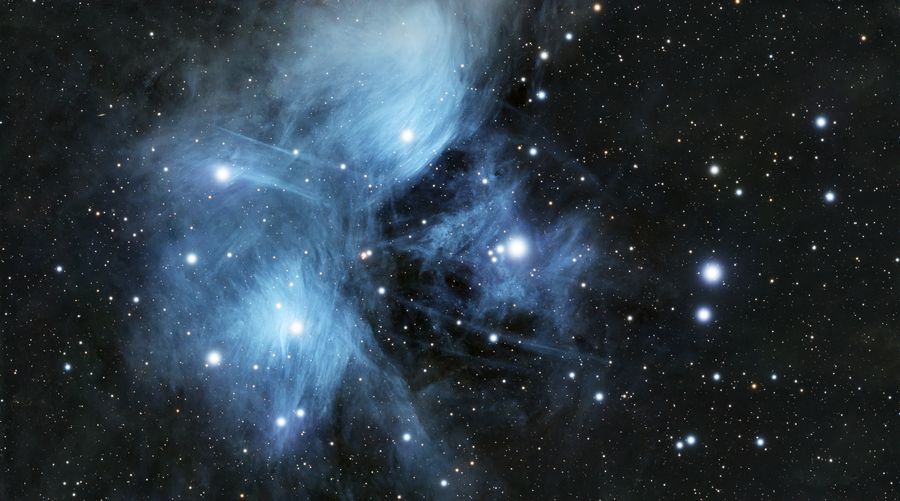 M45 昴星团：几颗亮星被蓝色的星云包裹，周围是细密的星点
