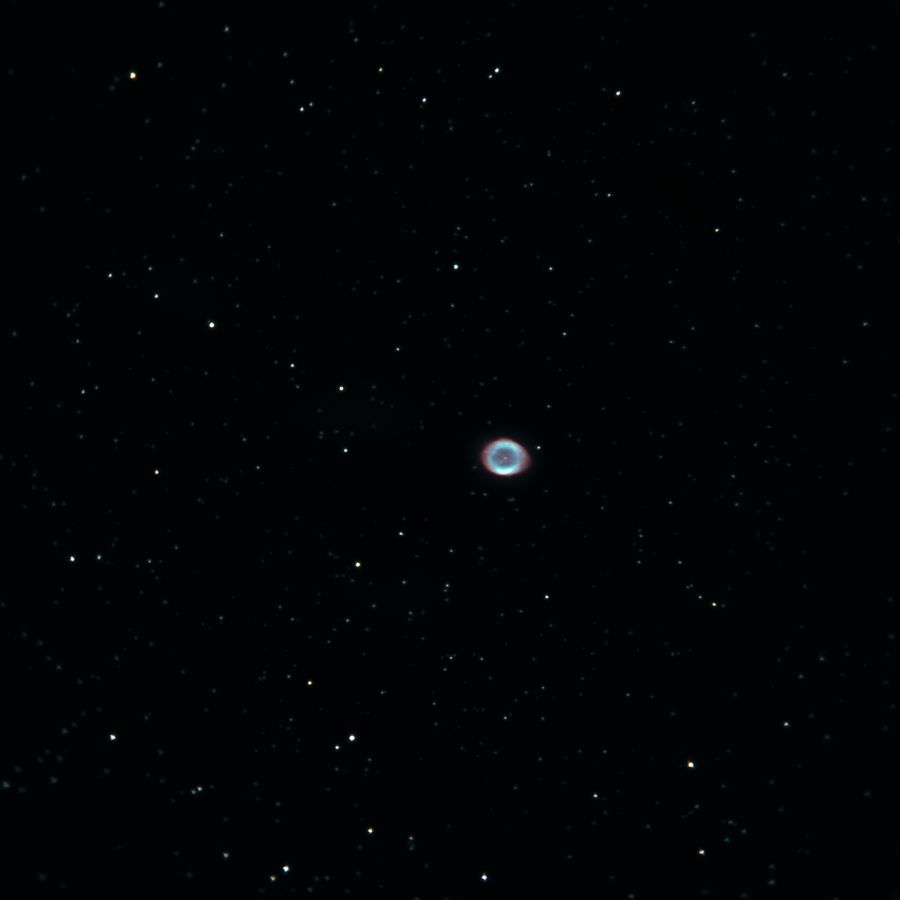 星野中的环状星云，一个小而清晰的圆环悬在星点之间