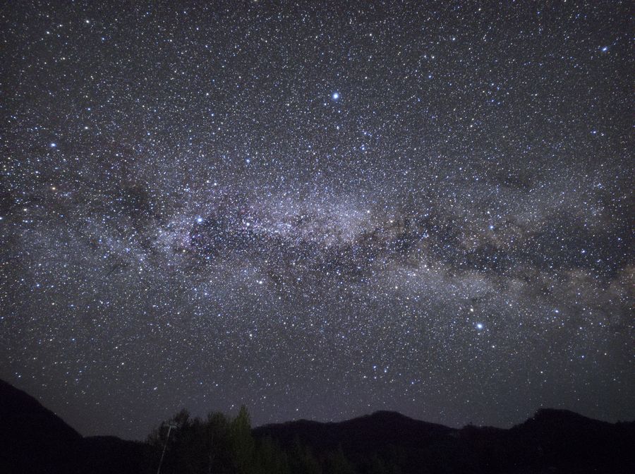 官马莲花山的银河横贯夜空，密集星场与云气清晰可见