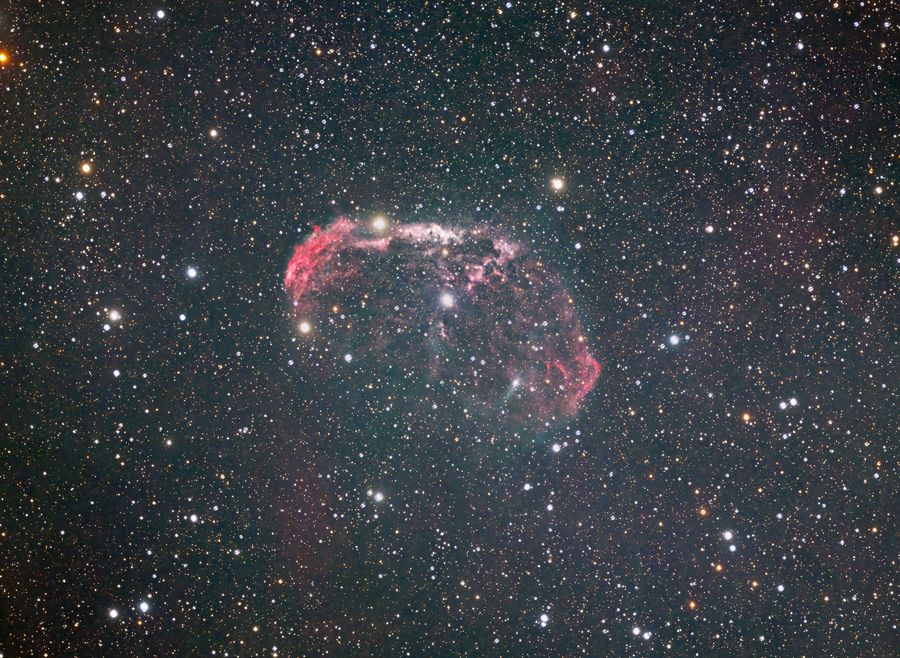 NGC 6888 新月星云，红色的丝状气壳嵌在密集星场中
