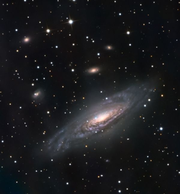 NGC-7331：侧向的旋涡星系，盘面细长，旁边还有几个更小的星系