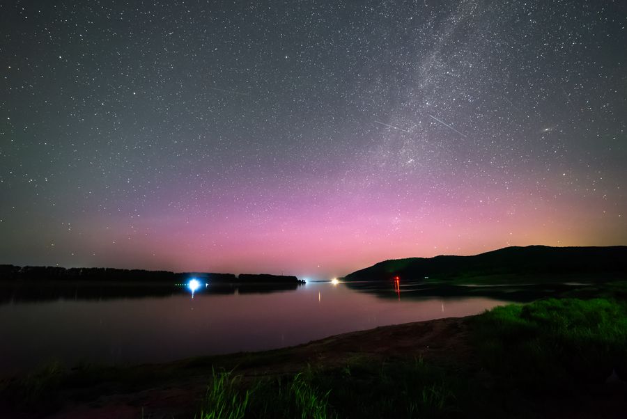 松花江的夜色，江面浮着紫红的光，对岸的灯火在水里成为倒影